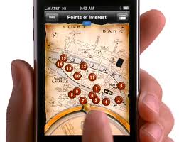Smartphone con una mappa dei punti di interesse